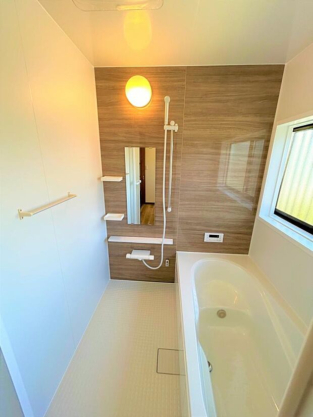 【リフォーム済】浴室はLIXIL製の新品のユニットバスに交換しました。床は水はけがよく汚れが付きにくい加工がされているのでお掃除ラクラクです。