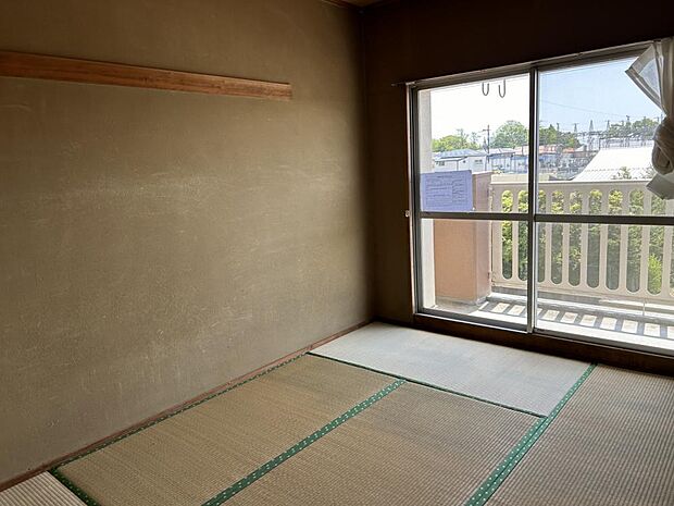 【リフォーム中】南側の和室です。畳からフローリングに張り替えて洋室にします。