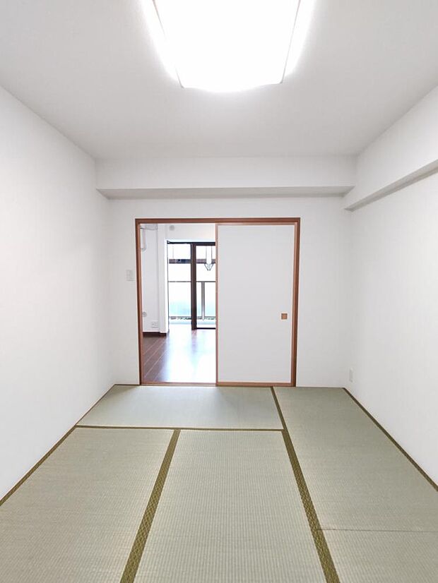【リフォーム済】和室の畳は表替えを行いました。壁天井はクロス張替を行いました。寝室としても利用できますね。