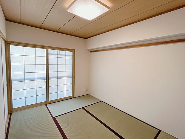 【リフォーム済】リビング隣和室の写真です。畳は表替え、天井と壁のクロスは張替えを行いました。