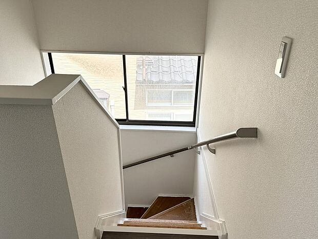 （リフォーム中）階段は手摺とノンスリップを設置するので安全性が向上します。廊下と階段の壁天井はクロスを張って照明器具を交換するので明るくなります。