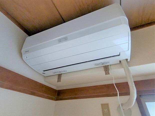 和室には既存のエアコンが設置されております。