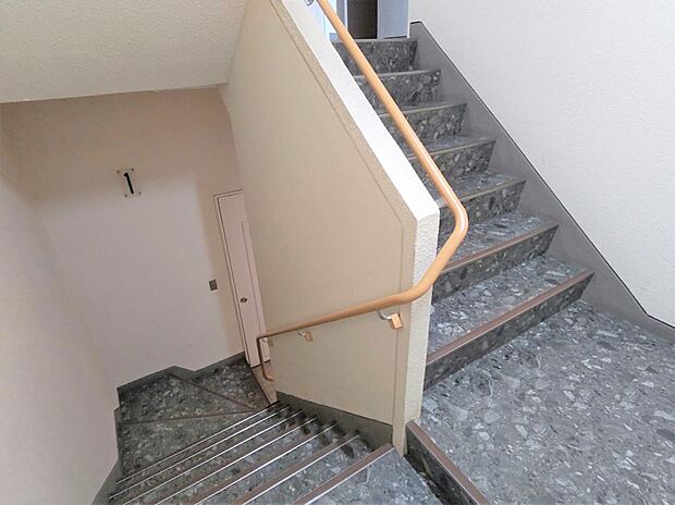 共用部の階段には手すりと滑り止めがついております。たまに運動のために階段を使用してみてはいかがでしょうか。