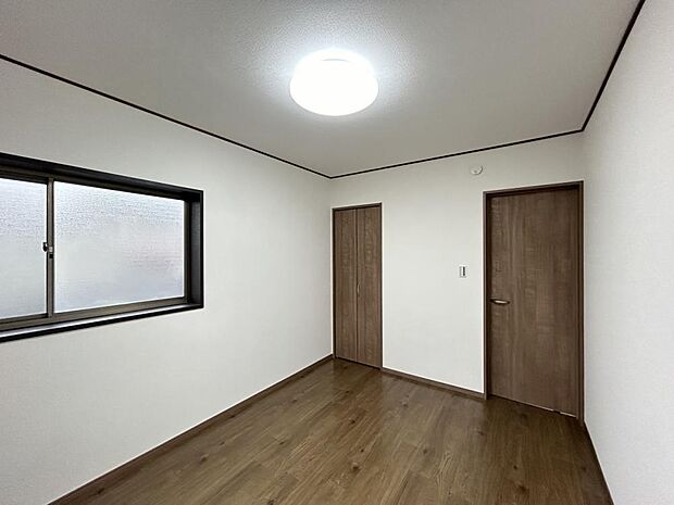 【リフォーム済】2階洋室を撮影しました。壁、天井のクロス張替え、床クッションフロア貼り、クリーニングを行います。
