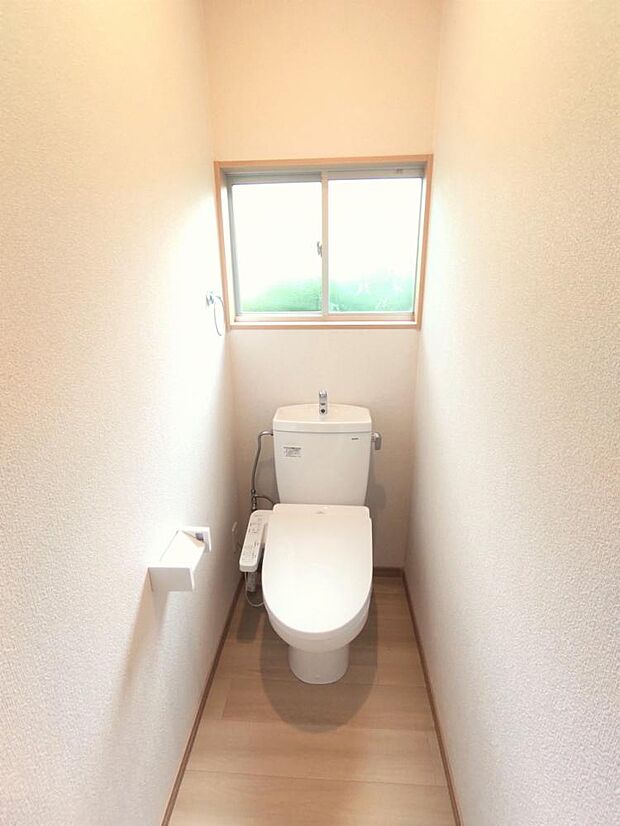 【リフォーム済】トイレは新品に交換しました。床のクッションフロア張替え、クロス張替え、照明交換済み。水回りが新品だと気持ちがいいですね。