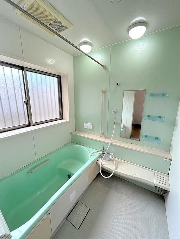 【リフォーム後写真】浴室は1坪サイズでのんびり寛げる広さです。浴室にも窓があるので換気もしやすいのでお掃除のときに嬉しいですね。