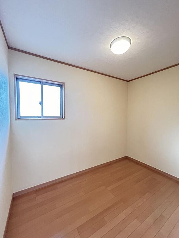 【リフォーム後写真】2階納戸を撮影。約3畳のスペースです。ファミリークローゼットとして使えるのでお家をきれいに保てそうですね。