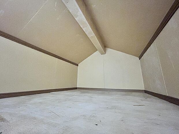 【リフォーム中写真5/20撮影】2階中央居室の小屋裏収納です。床をクリーニング致します。