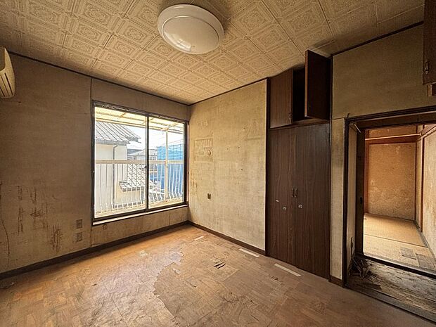 【リフォーム中写真5/11撮影】2F洋室写真です。床は傷や汚れに強い永大産業の幅の広いノンワックスの床材を上張り致します。天井クロスも張り替え綺麗なお部屋に生まれ変わりますよ。