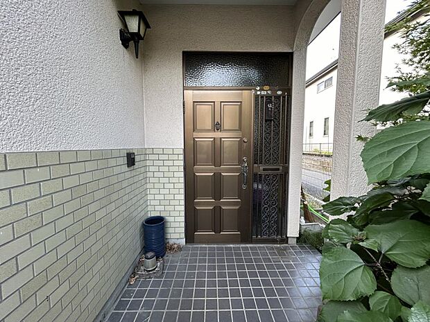 【リフォーム中写真6/14撮影】玄関扉の鍵交換は勿論、玄関タイルは高圧洗浄予定。インターフォンは録画機能付きに交換致します。家の顔である玄関がキレイになると毎日の帰宅が楽しみですね。