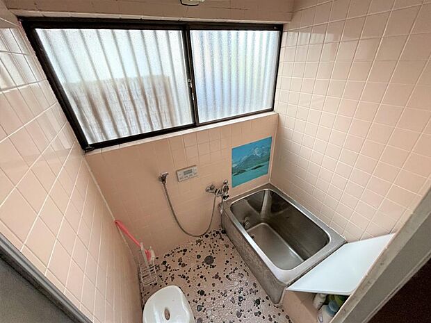 【リフォーム中写真6/14撮影】ゆったり寛げる1坪の新品ユニットバスに交換予定。自動湯張り・追い焚き機能付き、いつでも温かいお風呂に入れます。床は水はけが良く毎日のお掃除もスムーズです。