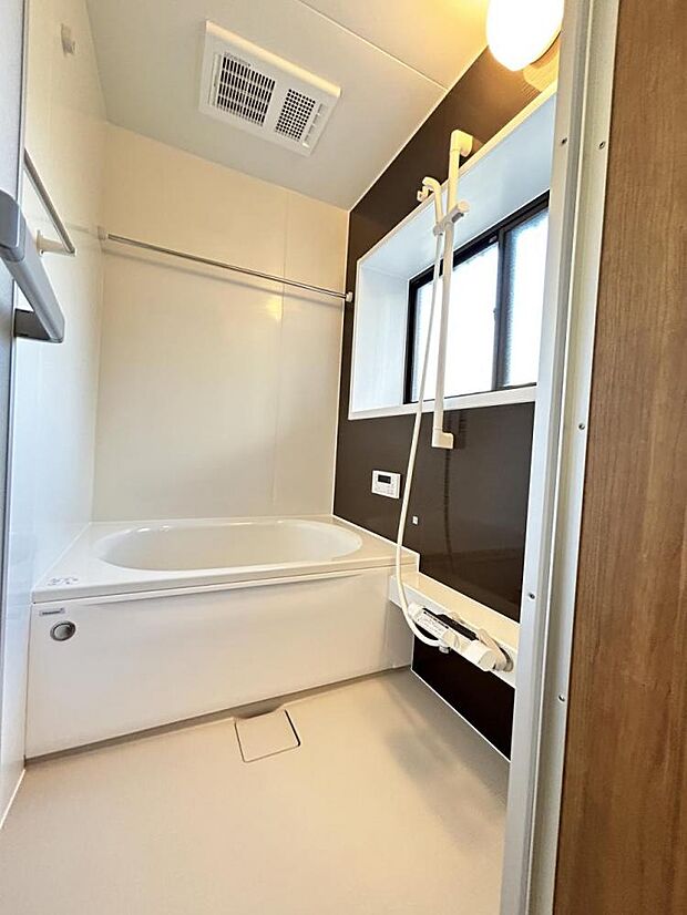 【リフォーム済】お風呂撮影。新しくユニットバスを設置しました。浴室乾燥付きの住宅です。