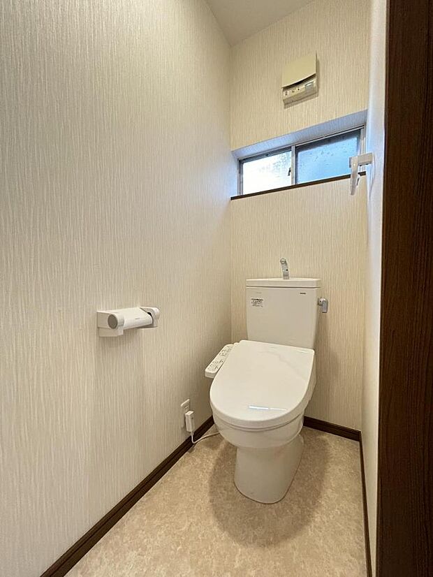 【リフォーム完成】2階トイレの写真です。壁天井クロス張替え・床クッションフロア張替え・照明交換致しました。