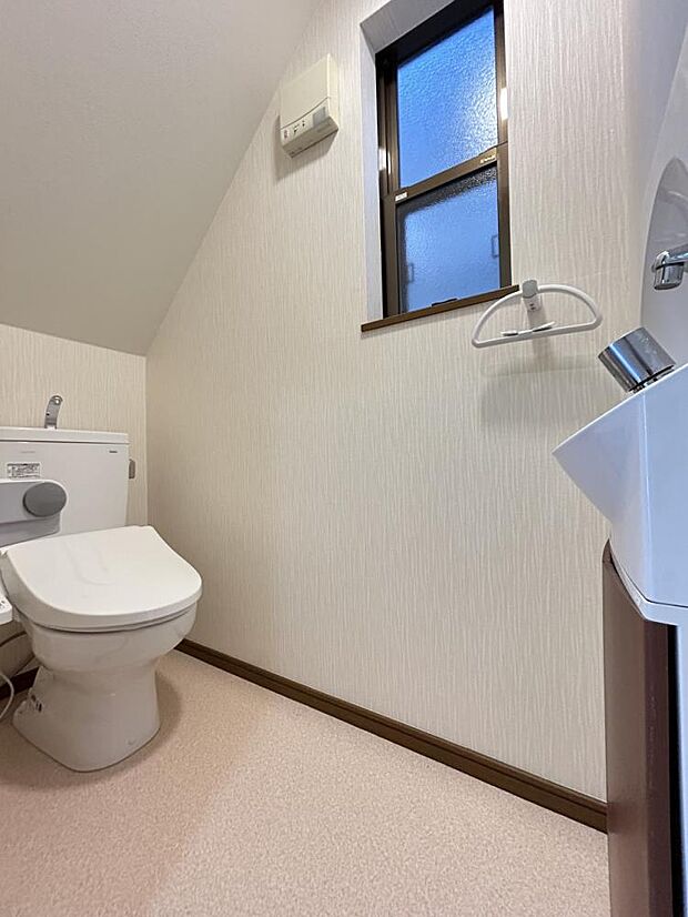 【リフォーム完成】1階トイレの写真です。新品交換致しました。壁天井クロス張替え・床クッションフロア張替え・照明交換致しました。