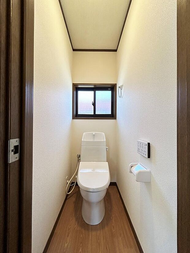 【リフォーム完成〈2階 トイレ〉】トイレ交換、照明交換、壁クロス張替えしました。