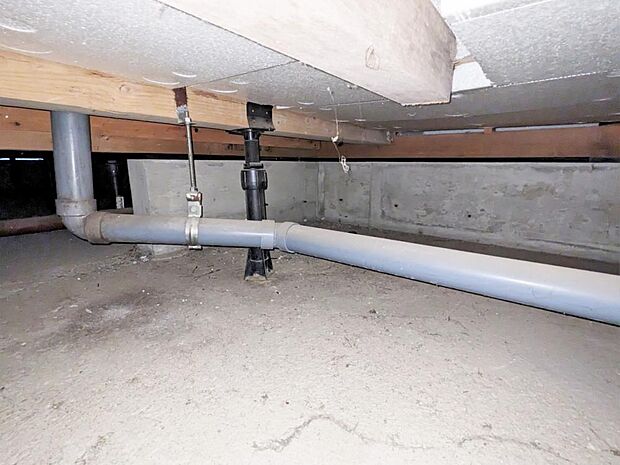 【リフォーム完成〈床下〉】中古住宅の3大リスクである、雨漏り、主要構造部分の欠陥や腐食、給排水管の漏水や故障を2年間保証します。その前提で床下まで確認の上でリフォームし、シロアリの被害調査と防除工事も