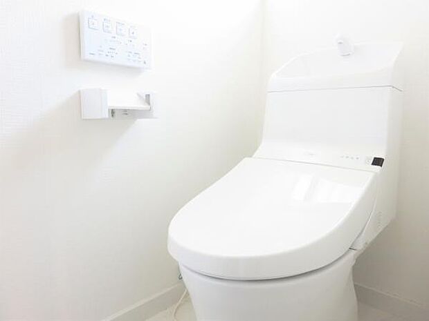 【同仕様写真】トイレはTOTO製の温水洗浄便座に交換します。洗浄量は従来のものより大幅な節水を実現、少ない水でもしっかりと洗浄。表面は凹凸がないため汚れがつきにくく、継ぎ目のない形状でお手入れも簡単で