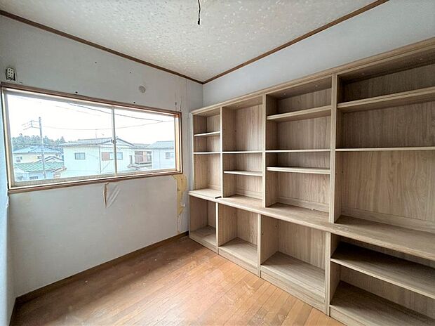 （リフォーム中写真）2階約3帖ほどのスペースです。床・本棚クリーニング、天井・壁クロス張替致します。本棚があるので書斎として利用するのも良さそうですね。