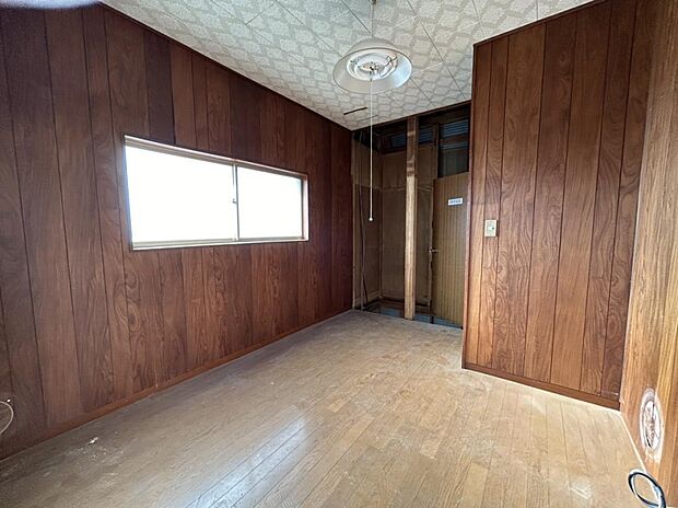 【リフォーム中・5月18日撮影】2階洋室は収納スペースを開口致します。壁天井クロス張替え・クッションフロア張・照明交換を行います。