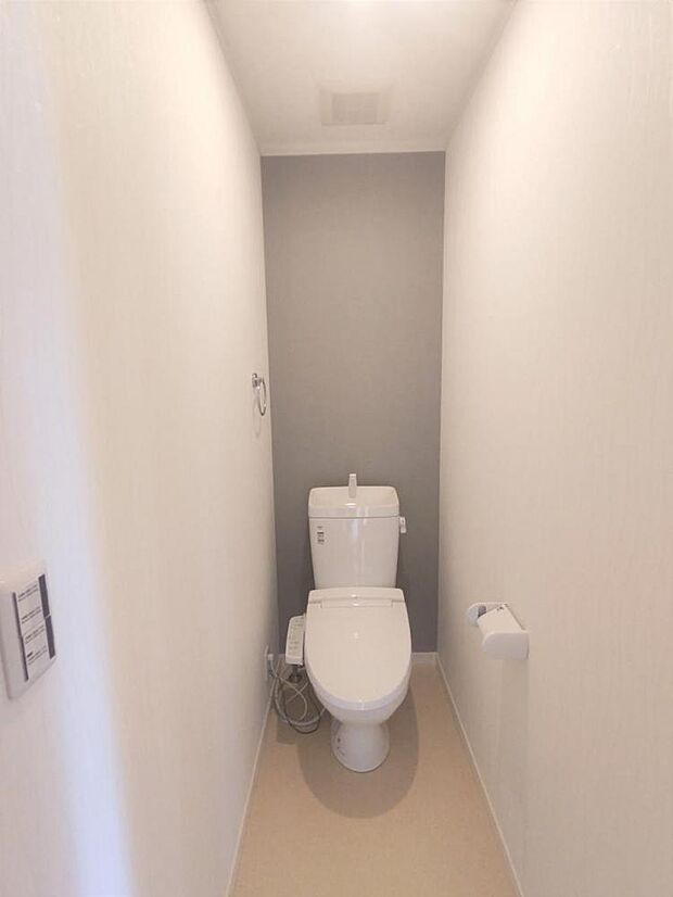 【リフォーム済】2階トイレの写真です。壁・天井クロス張替、床はクッションフロア張替、トイレは交換を行いました。
