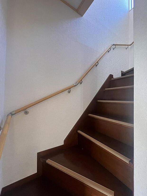 【リフォーム済】階段の写真です。床クリーニング・手すり交換・クロス張替え・照明交換を行いました。安全面を考慮したリフォームを手掛けました。