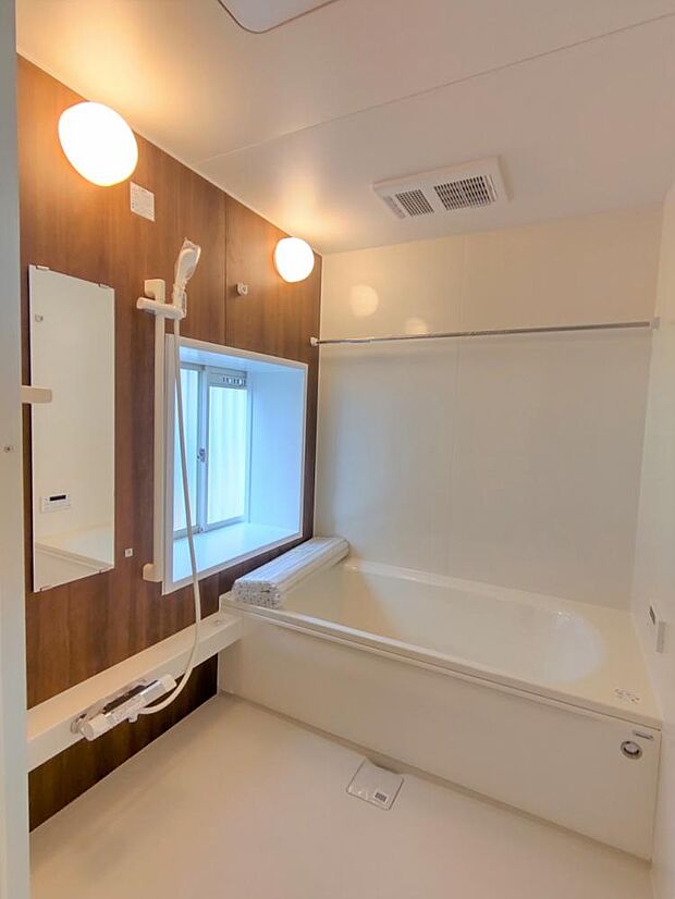【リフォーム済】浴室はハウステック製の新品のユニットバスに交換しました。足を伸ばせる1.25坪サイズの広々とした浴槽で、1日の疲れをゆっくり癒すことができますよ。