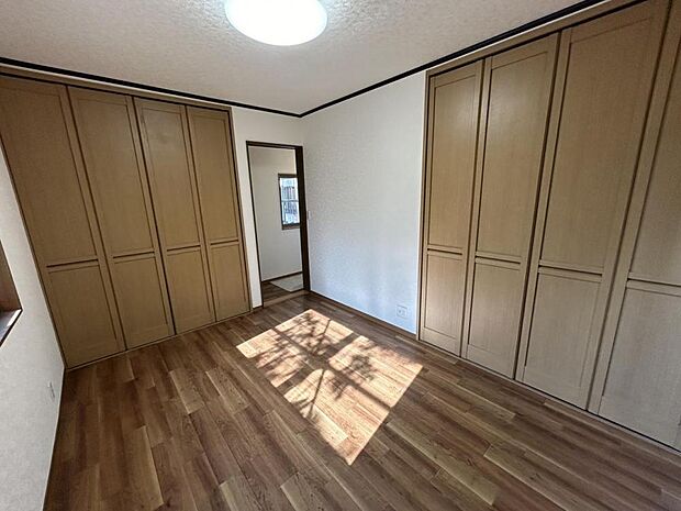 【リフォーム中5/4撮影】1階洋室6帖西側の写真です。床クッションフロア重ね張り・建具クリーニング・クロス張替え・照明交換を行います。収納スペースはオープンスタイルになるので、カラーボックスなどで仕分