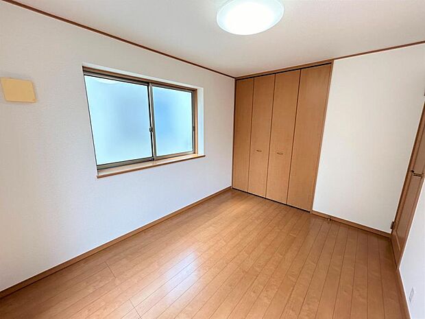 【リフォーム済】2階西側6帖洋室の写真です。床クリーニング・建具クリーニング・クロス張替・照明交換を行いました。清潔感のある空間に生まれ変わりました。