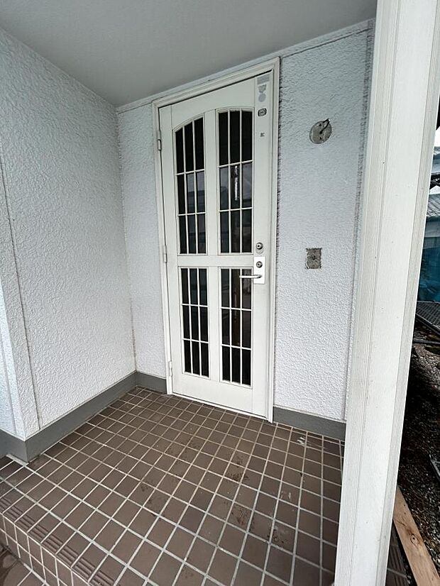 【リフォーム中6/2撮影】玄関ポーチの写真です。玄関ドア鍵交換、タイル洗浄、インターホン交換、照明交換予定です。
