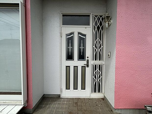 【リフォーム中5/3撮影】玄関は玄関ドア交換をいたします。ドアごと交換しますのでカギも新品になり防犯面も安心ですね。