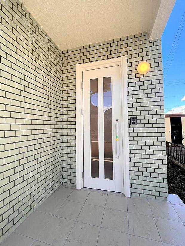 【リフォーム済】玄関ポーチの写真です。玄関扉交換・照明交換・外壁塗装・タイル張替えを行いました。お家の顔ともいえる玄関扉が新品だと気分も晴れ晴れしますね。