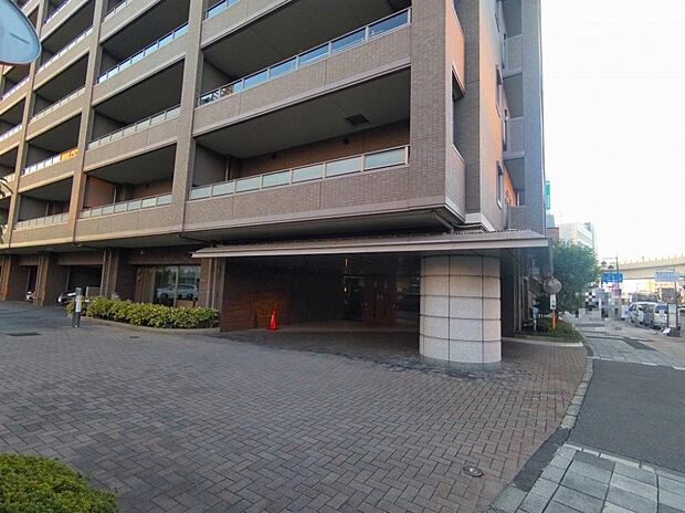 前面歩道を含めたマンション入り口の写真です。マンション脇には「川口町」2路線のバス停がございます。