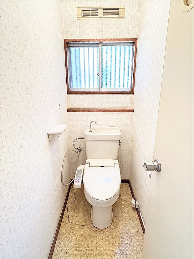 【リフォーム中6/3更新】1階トイレ。新しい温水洗浄機能付きトイレに交換いたします。直接肌に触れるところなので設備が新しいと気持ちいいですね。床クッションフロア張替、壁天井クロス張替を行います。