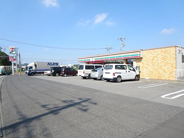 【コンビニ】セブンイレブンつくば小茎店様まで800ｍ（徒歩約10分）。近くにコンビニがあるのは便利ですよね。