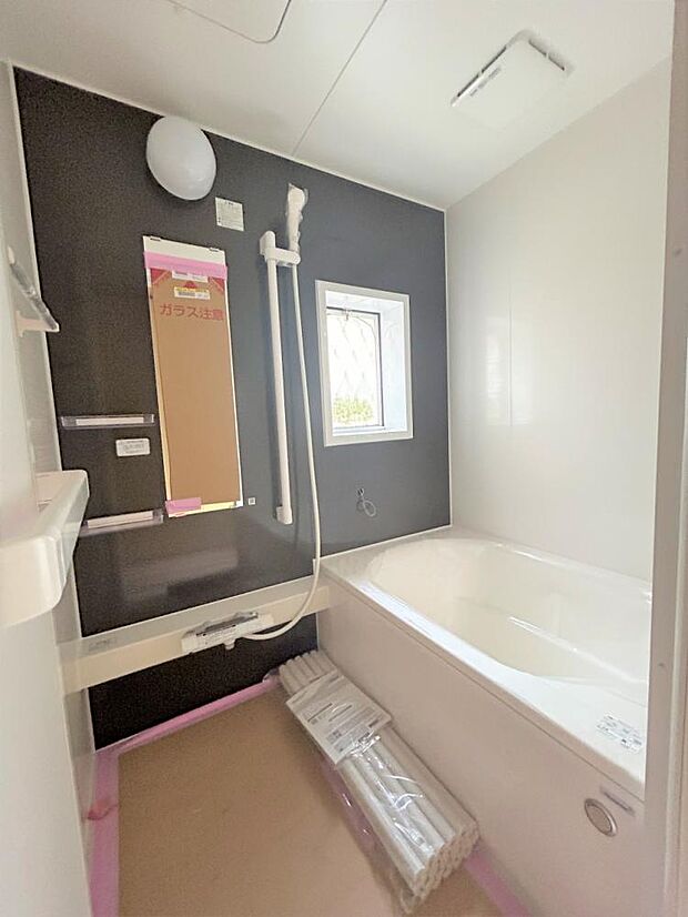 【リフォーム中5/4更新】浴室写真。ハウステック製の新品ユニットバスに交換予定です。床は水はけがよく汚れが付きにくい加工がされているのでお掃除ラクラクです。