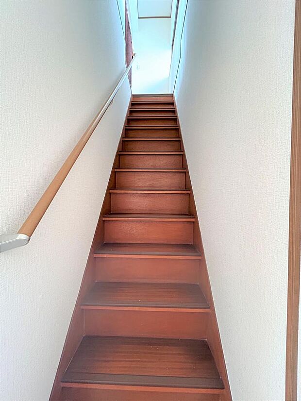 【リフォーム完了】階段の写真です。手すり付きですので、お年寄りの方でも安心して昇り降りが可能です。