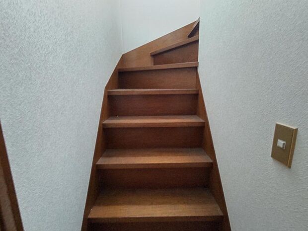 【リフォーム中　5/11更新】階段写真。手すりを設置いたしますので、お年を召した方でも安心して上り下りできますね。
