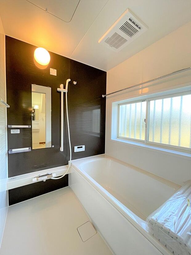 【リフォーム完成済】浴室は新品のユニットバスに交換しました。足を伸ばせる1坪サイズの広々とした浴槽で、1日の疲れをゆっくり癒すことができますよ。