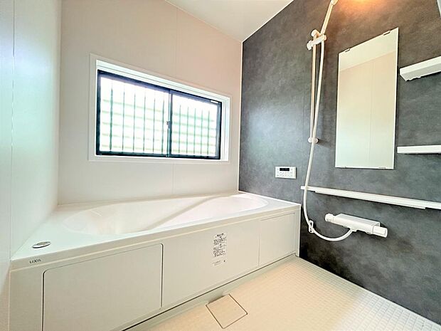 【リフォーム完成済】浴室は新品のユニットバスに交換します。足を伸ばせる1坪サイズの広々とした浴槽で、1日の疲れをゆっくり癒すことができますよ。