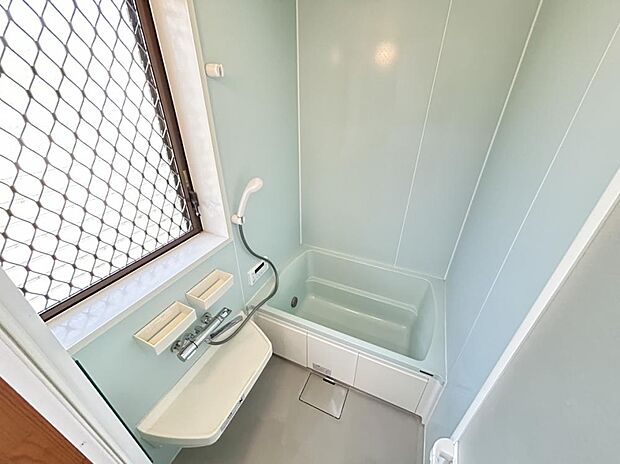 【リフォーム済】浴室写真です。明るいブルー調のお風呂で鏡と窓もついております。疲れた体を癒すお風呂は大事ですよね。リフォームもご相談承ります。