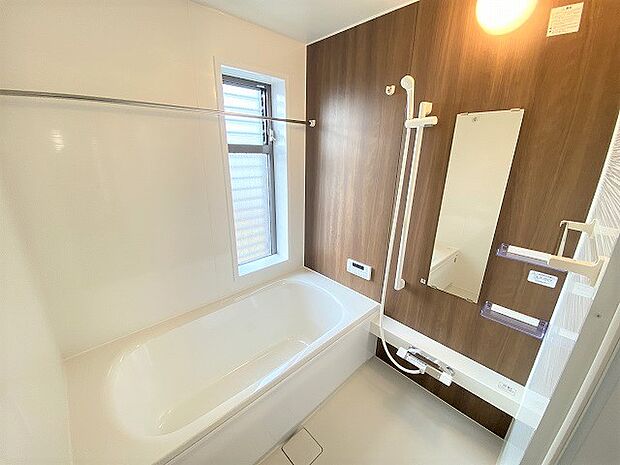【浴室】浴室は新品のユニットバスに交換しました。足を伸ばせる1坪サイズの広々とした浴槽で、1日の疲れをゆっくり癒すことができます。