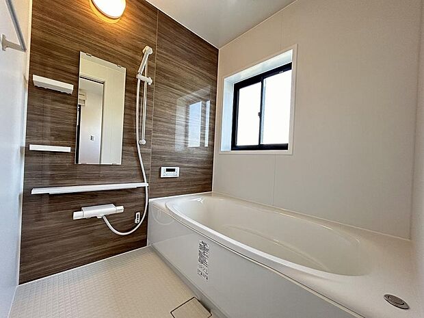 【浴室】浴室はリクシル製の新品のユニットバスに交換しました。足を伸ばせる1坪サイズの広々とした浴槽で、1日の疲れをゆっくり癒すことができますよ。