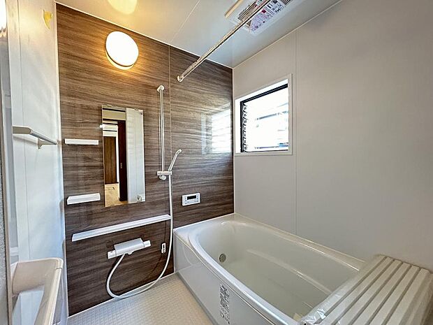 【浴室】浴室は新品のユニットバスに交換します。足を伸ばせる1坪サイズの広々とした浴槽で、1日の疲れをゆっくり癒すことができますよ。