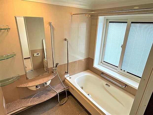 【現況販売】浴室は広々1.25坪サイズ。広々とした浴槽で、1日の疲れをゆっくり癒すことができますよ。