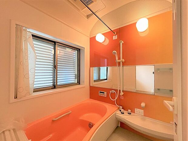 【浴室】浴室はクリーニングを行います。足を伸ばせる1坪サイズの広々とした浴槽で、1日の疲れをゆっくり癒すことができますよ。