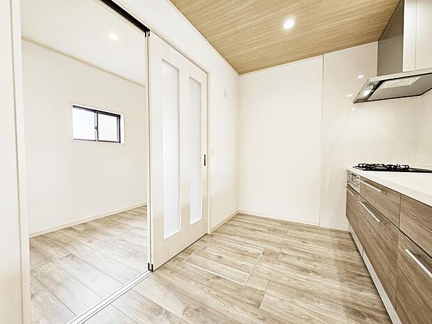 【キッチンスペース】食器棚や冷蔵庫を置くスペースがあります。また、建具の奥は納戸スペースとなっているので、パントリーとしてもご活用いただけます。