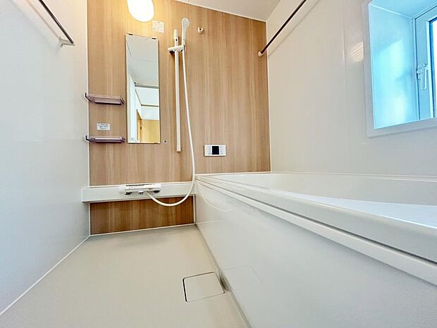 【新品ユニットバス】浴室はハウステック製の新品のユニットバスに交換。足を伸ばせる1坪サイズの広々とした浴槽で、1日の疲れをゆっくり癒すことができますよ。