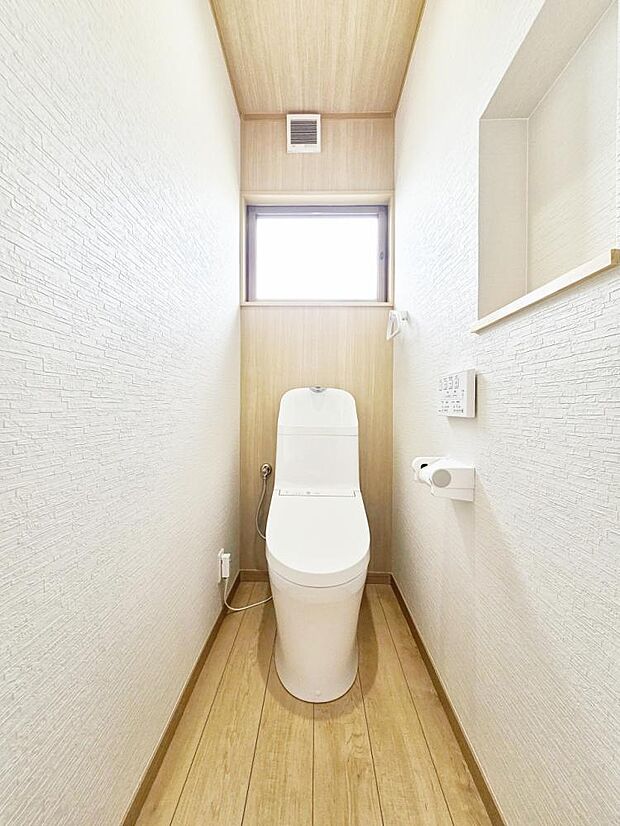 【2階トイレ】この住宅には2階にもトイレがあります。オウチにトイレが2か所あると便利ですね。こちらも新品のトイレに交換済みです。