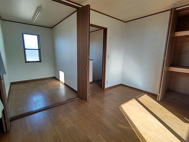 【リフォーム中】2階西側洋室の納戸はお部屋の一部となり広々と使用できるようにリフォームを行います。