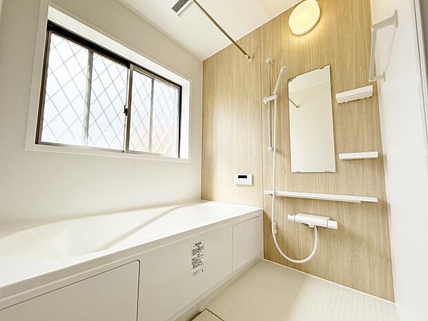 【新品ユニットバス】浴室はLIXIL製の新品のユニットバスに交換しました。足を伸ばせる1坪サイズの広々とした浴槽で、1日の疲れをゆっくり癒すことができますよ。
